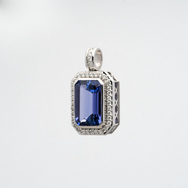 Wendela Horz Schmuck Kettenanhänger aus Weißgold mit blauen Edelstein und Diamanten Blaues Wunder