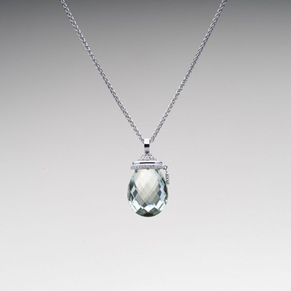 Wendela Horz Kettenanhänger aus Gold mit grünem Amethyst und Diamanten Edler Tropfen Riesling Frontansicht
