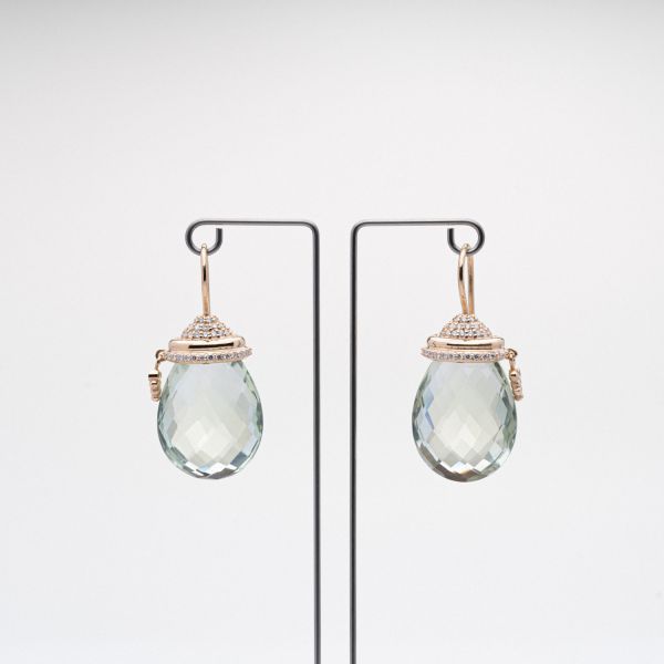Wendela Horz Ohrhänger aus Gelbgold mit grünem Amethyst (beh.)und Diamanten Edle Tropfen Frontansicht
