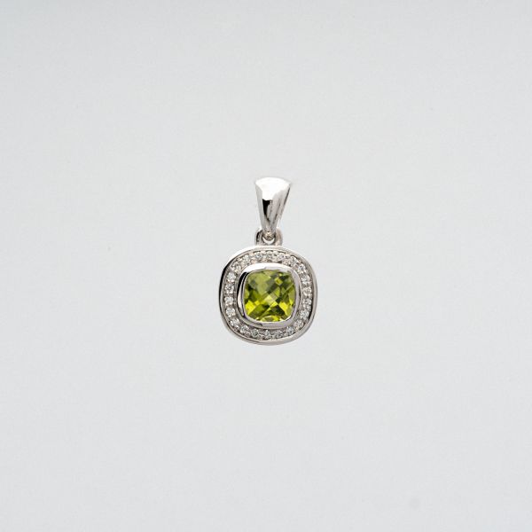 Wendela Horz Schmuck Kettenanhänger aus Weißgold mit grünem Edelstein und Diamanten