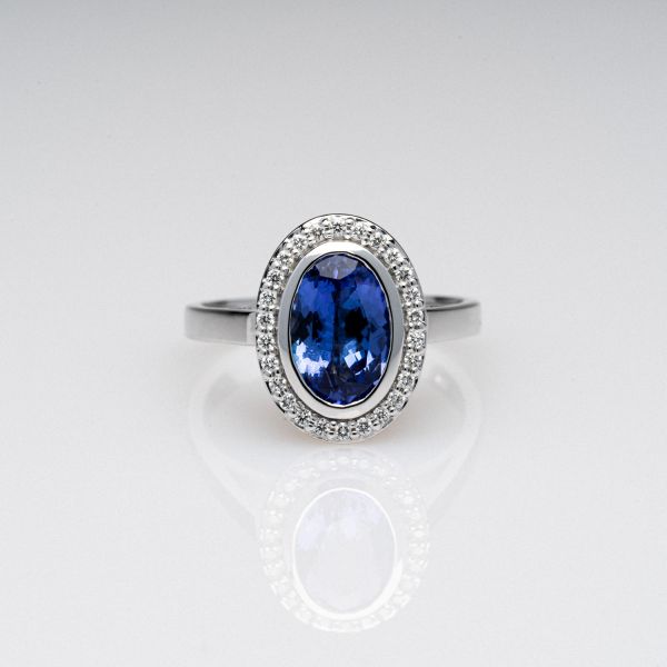 Wendela Horz Schmuck Ring aus Weißgold mit blauen Edelstein und Diamanten Verborgenes Glück Frontansicht