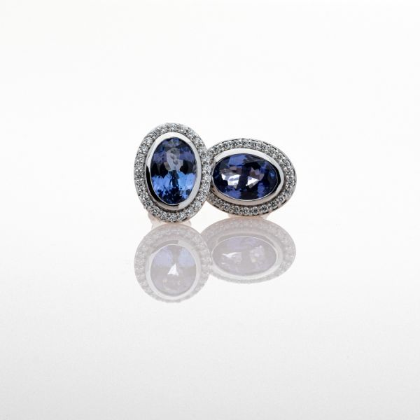 Wendela Horz Ohrringe aus Weißgold mit blauen Edelstein und Diamanten Frontansicht