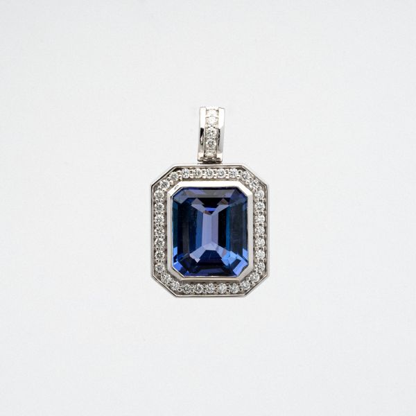 Wendela Horz Schmuck Kettenanhänger aus Weißgold mit blauen Edelstein und Diamanten Blaues Wunder
