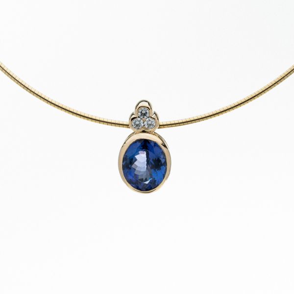 Wendela Horz Halsschmuck Kettenanhänger aus Gold mit blauem Edelstein und Diamanten Dreipass Frontal