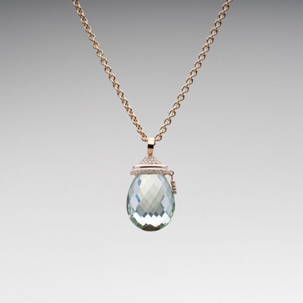 Wendela Horz Kettenanhänger aus Gelbgold mit grünem Amethyst und Diamanten Edler Tropfen Riesling Frontansicht Goldkette