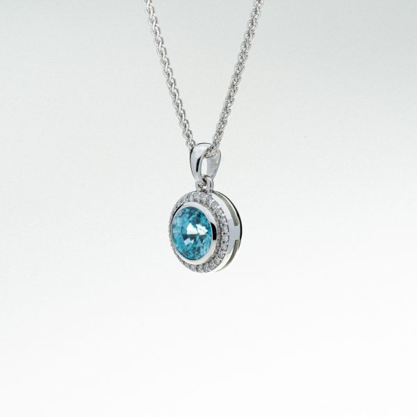 Wendela Horz Halsschmuck Kettenanhänger aus Weißgold mit blauem Edelstein und Diamanten Seitenansicht2