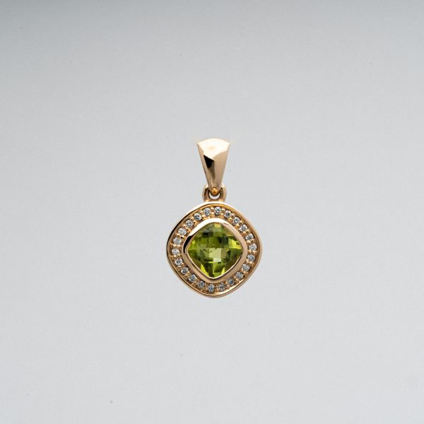 Wendela Horz Schmuck Kettenanhänger aus Gold mit grünem Edelstein und Diamanten