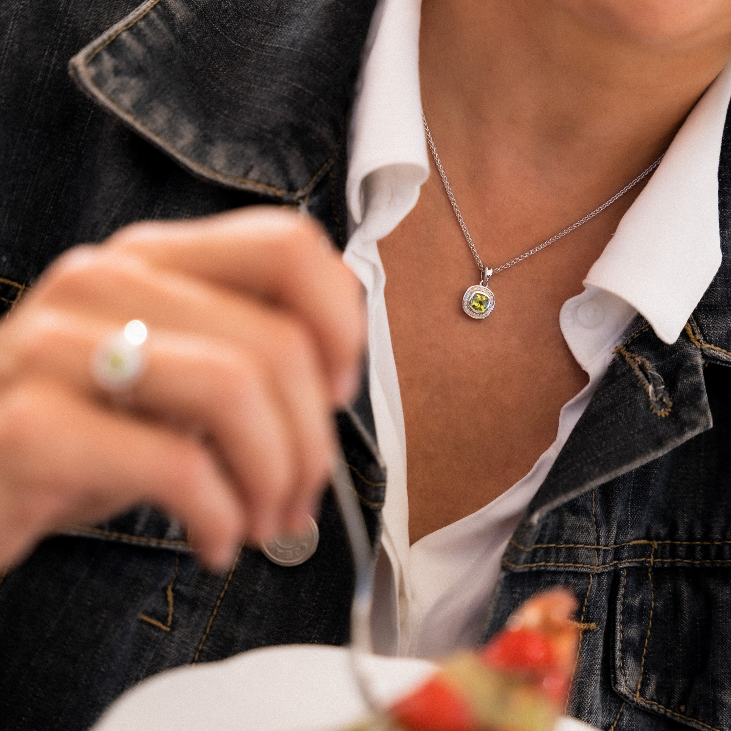 Wendela Horz Schmuck Kettenanhänger mit Ring aus Weißgold mit grünem Edelstein