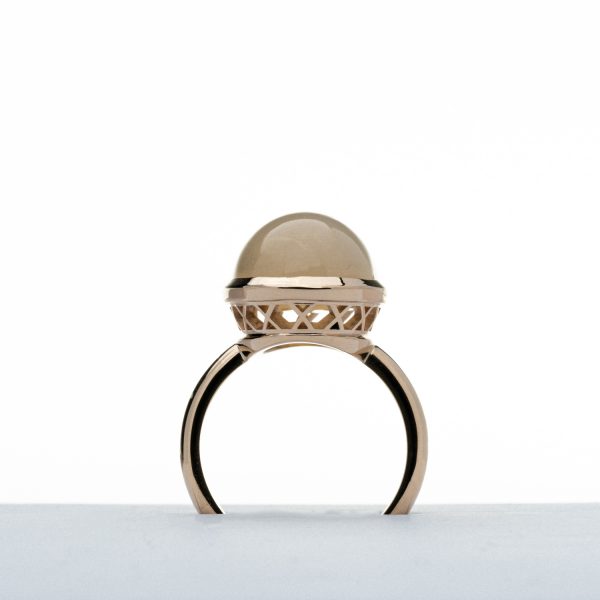 Wendela Horz Ring aus Gold mit Mondstein Oval Seitenansicht