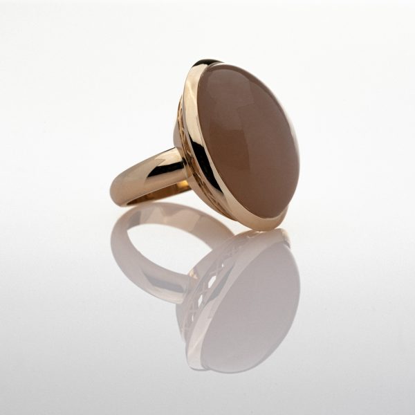 Wendela Horz Ring aus Gold mit Mondstein braun Oval