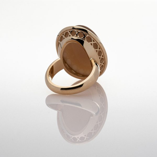 Wendela Horz Ring aus Gold mit Mondstein braun Oval Rückansicht