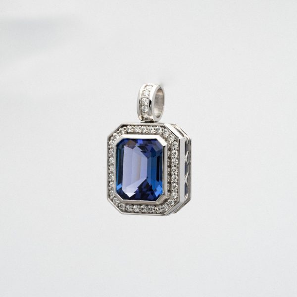 Wendela Horz Kettenanhänger aus Weißgold mit blauen Edelstein und Diamanten Blaues Wunder