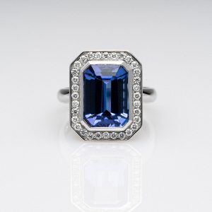 Wendela Horz Ring aus Weißgold mit blauen Edelstein und Diamanten Blaues Wunder von Oben