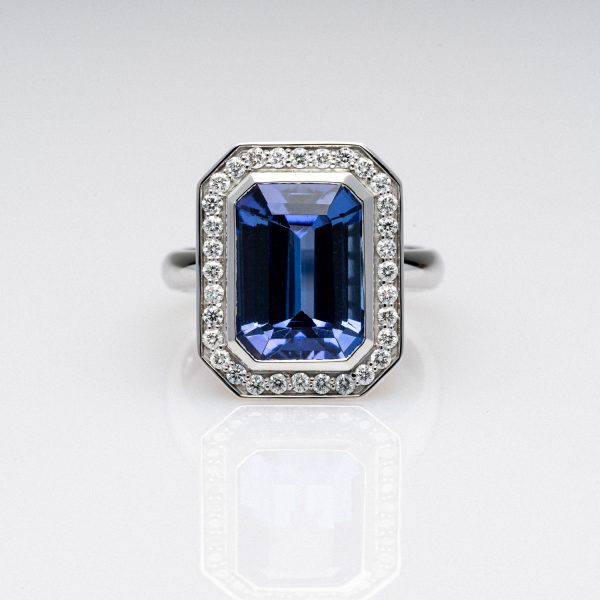 Wendela Horz Ring aus Weißgold mit blauen Edelstein und Diamanten Blaues Wunder von Oben
