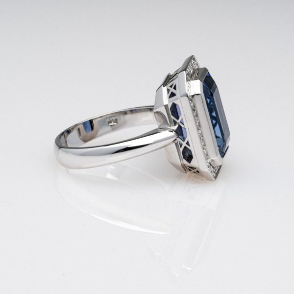 Wendela Horz Ring aus Weißgold mit blauen Edelstein und Diamanten Blaues Wunder Seitenansicht