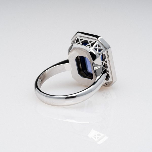 Wendela Horz Ring aus Weißgold mit blauen Edelstein und Diamanten Rückansicht