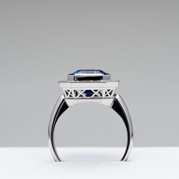 Wendela Horz Ring aus Weißgold mit blauen Edelstein und Diamanten Seitenansicht