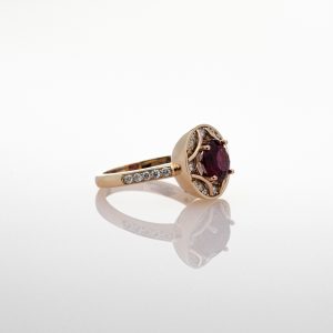 Wendela Horz Schmuck Ring aus Gold mit rotem Edelstein und Diamanten