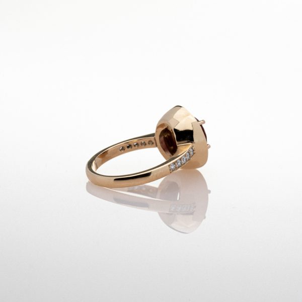 Wendela Horz Ring aus Gold mit rotem Edelstein und Diamanten Rückansicht