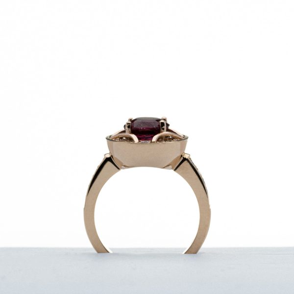 Wendela Horz Ring aus Gold mit rotem Edelstein und Diamanten Seitenansicht