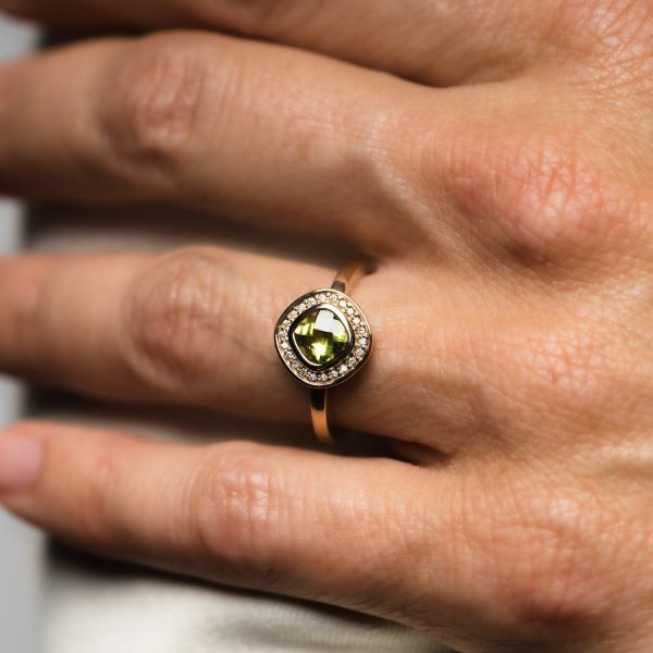 Wendela Horz Ring aus Gelbgold mit grünem Edelstein und DiamantenProduktpräsentation