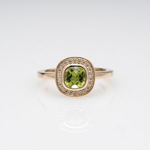 Wendela Horz Ring aus Gelbgold mit grünem Edelstein
