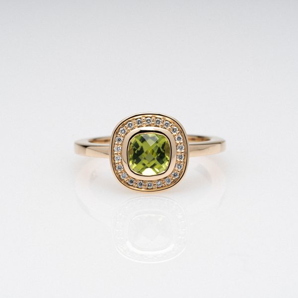 Wendela Horz Ring aus Gelbgold mit grünem Edelstein