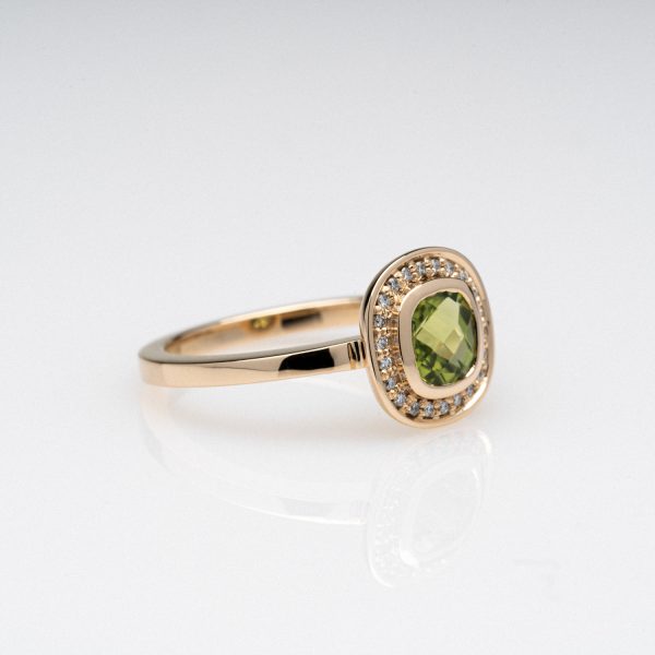Wendela Horz Ring aus Gelbgold mit grünem Edelstein und Diamanten