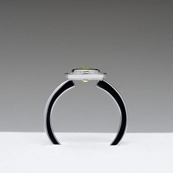 Wendela Horz Schmuck Ring aus Weißgold mit grünem Edelstein Seitenansicht