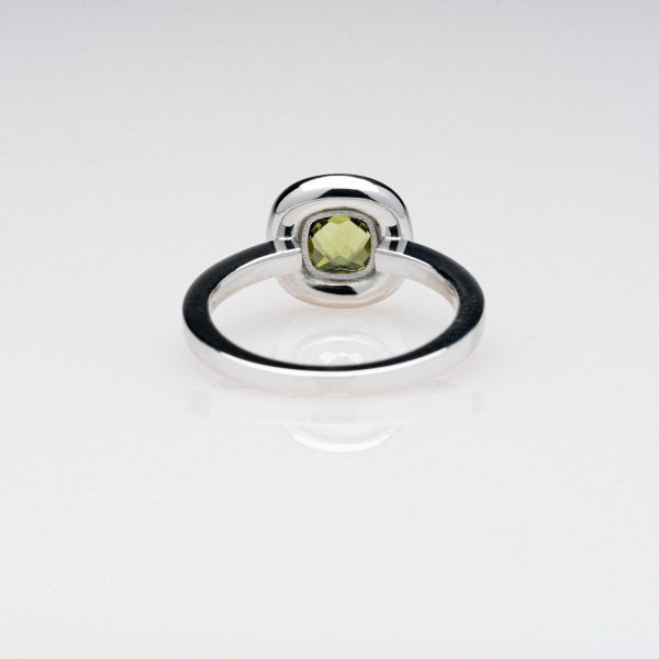 Wendela Horz Ring aus Weißgold mit grünem Edelstein Rückansicht