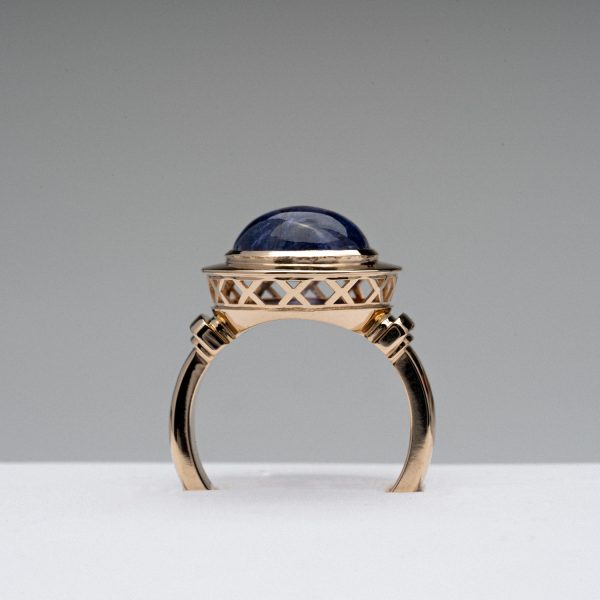 Wendela Horz Ring aus Gold mit blauen Edelstein Seitenansicht