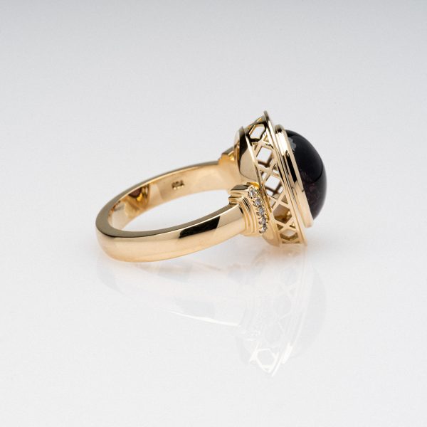 Wendela Horz Ring aus Gold mit rotem Edelstein Seitenansicht2