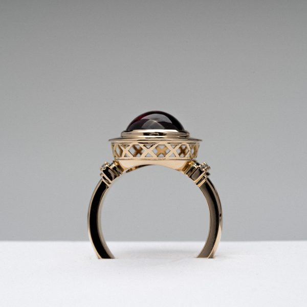 Wendela Horz Ring aus Gold mit schwarzen Edelstein Seitenansicht