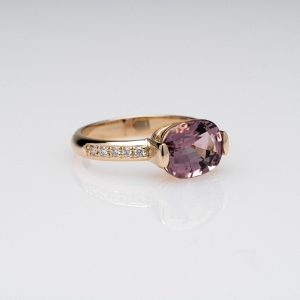Wendela Horz Ring aus Gold mit pinkenem Edelstein und Diamanten
