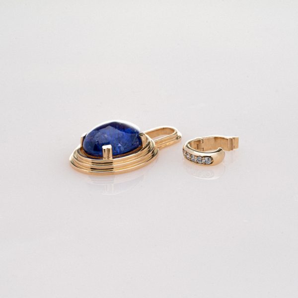 Wendela Horz Kettenanhänger aus Gold mit blauen Edelstein und Diamanten Sturm am Nachthimmel Bestandteile