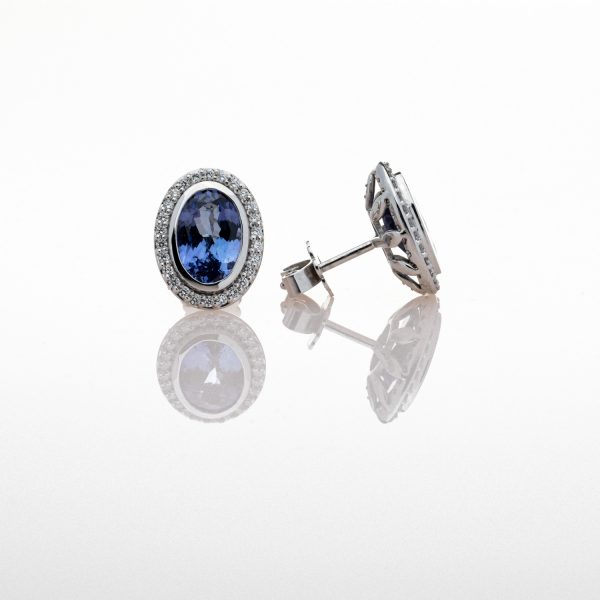 Wendela Horz Ohrringe aus Weißgold mit blauen Edelstein und Diamanten Seitenansicht
