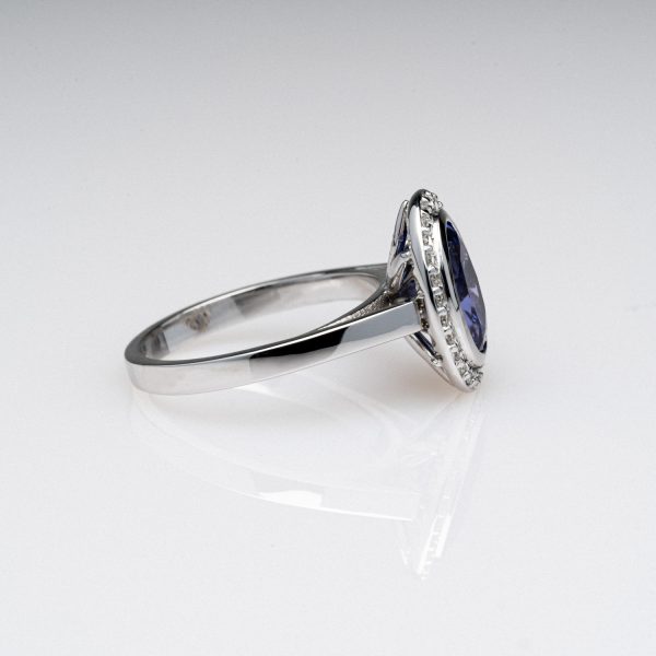 Wendela Horz Schmuck Ring aus Weißgold mit blauen Edelstein und Diamanten Ansicht